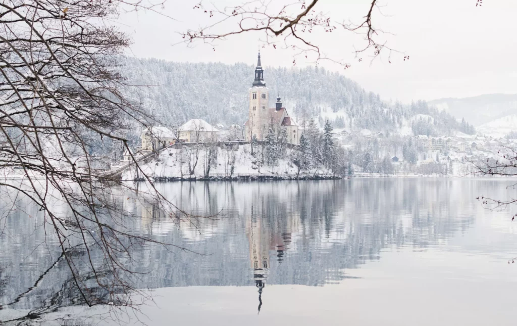 Goottilainen kirkko Bledin järvisaarella, Sloveniaa