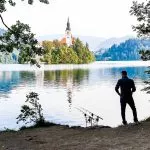 Pescatore che pesca sul lago di Bled