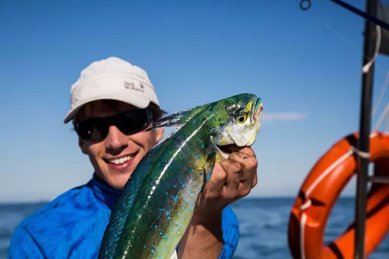 Fiskare som håller en fisk på en fiskeresa