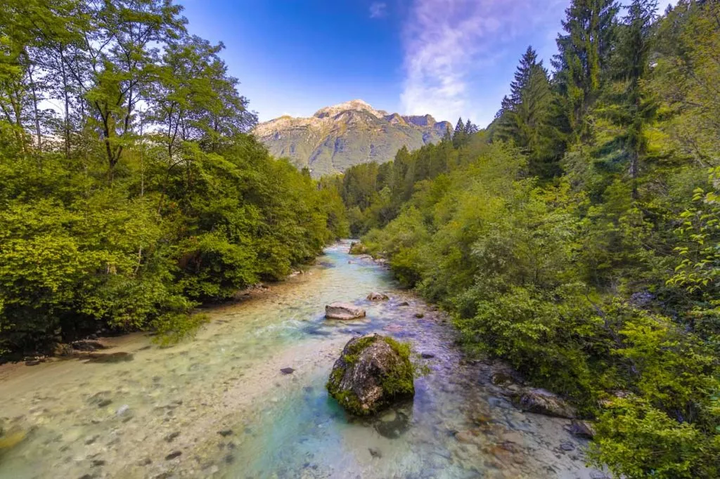 Rivière Soča et montagnes en arrière-plan