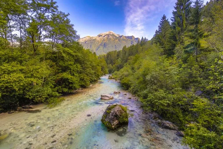 Soča-floden och bergen i bakgrunden